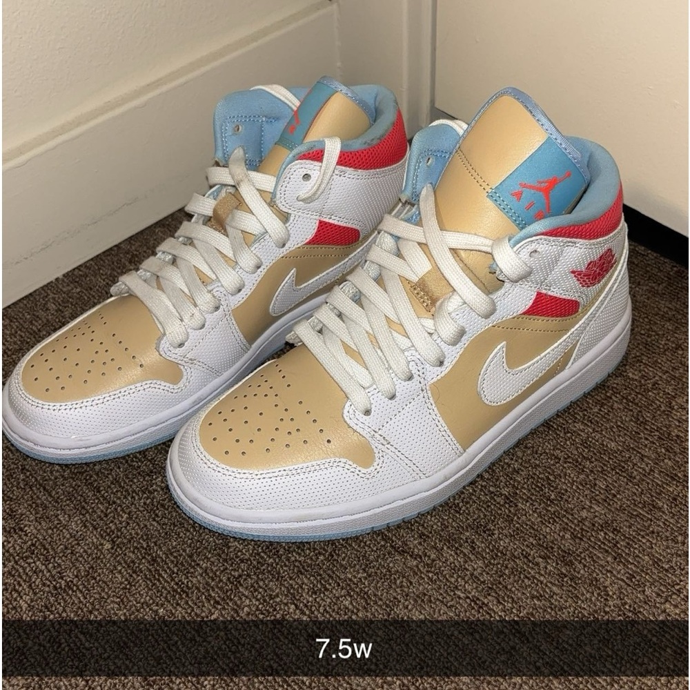 7.5w or 6y Nike high tops.